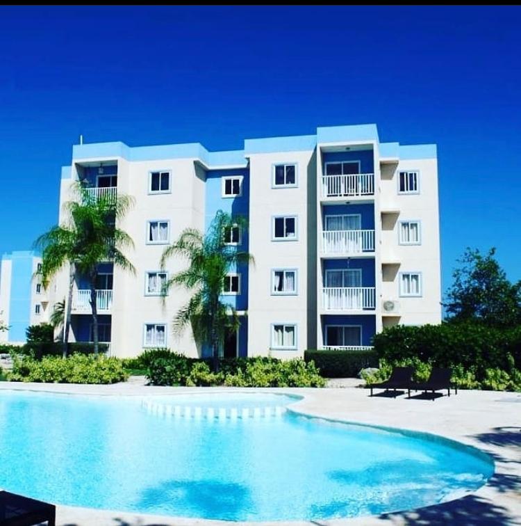 Piscina y edificio de Serena Village